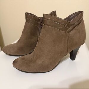 Size 5, suede east 5th booties.
